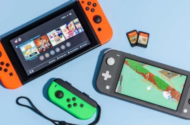 Дві ігрові консолі Nintendo Switch та Nintendo Switch Lite