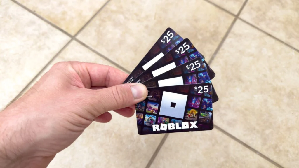Пластикова подарункова картка Roblox в руці